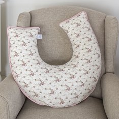 Apoio de Amamentar Coração com Estampa Floral, Viés Rosê e com zíper, Exclusivo - 1 Peça Apoio de Amamentar Coração com Estampa Floral, Viés Rosê e com zíper, Exclusivo - 1 Peça
