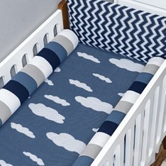 Kit Berço Tricot Chevron Petróleo, Marinho e Branco com Manta Estampada de Nuvens e Cabeceira Chevron - 5 peças Kit Berço Tricot Chevron Petróleo, Marinho e Branco com Manta Estampada de Nuvens e Cabeceira Chevron - 5 peças