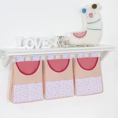 Porta Fraldas Varão Lhama Coral, Pink e Estampas de Triângulo Colorido - 3 Peças Porta Fraldas Varão Lhama Coral, Pink e Estampas de Triângulo Colorido - 3 Peças
