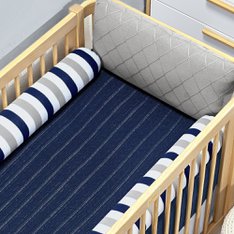 Kit Berço Tricot Listrado de Marinho, Cinza e Branco, com Cabeceira em detalhes de nervura, Edredom Marinho - 5 peças Kit Berço Tricot Listrado de Marinho, Cinza e Branco, com Cabeceira em detalhes de nervura, Edredom Marinho - 5 peças