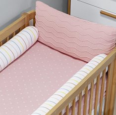 Kit Berço Tricot com Laterais Coloridas, Cabeceira de Nervura Rosa, e Edredom em Poá Rosa e Branco - 5 peças Kit Berço Tricot com Laterais Coloridas, Cabeceira de Nervura Rosa, e Edredom em Poá Rosa e Branco - 5 peças