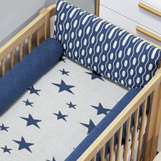 Kit Berço Tricot Marinho com Cabeceira Geométrica, Edredom Cinza com Estrelas Marinho - 5 peças Kit Berço Tricot Marinho com Cabeceira Geométrica, Edredom Cinza com Estrelas Marinho - 5 peças