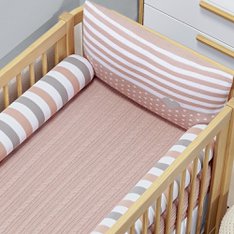 Kit Berço Tricot na cor Rosê, com rolinhos laterais listrados, Cabeceira em Poá e Listra com Detalhe de Coração - 5 peças Kit Berço Tricot na cor Rosê, com rolinhos laterais listrados, Cabeceira em Poá e Listra com Detalhe de Coração - 5 peças