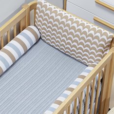Kit Berço Tricot Azul, Bege e Branco, com Cabeceira em Ondinha e Edredom Azul Cor 005 - 5 peças Kit Berço Tricot Azul, Bege e Branco, com Cabeceira em Ondinha e Edredom Azul Cor 005 - 5 peças