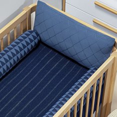 Kit Berço Tricot Marinho, com cabeceira em Nervura e laterais de rolinho com triângulos - 5 peças Kit Berço Tricot Marinho, com cabeceira em Nervura e laterais de rolinho com triângulos - 5 peças