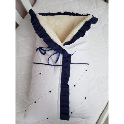Porta Bebê Percal Branco e Azul Marinho com Pelúcia Carapinha Tipo Pele de Carneiro Porta Bebê Percal Branco e Azul Marinho com Pelúcia Carapinha Tipo Pele de Carneiro