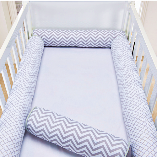 Kit Berço Americano Rolinho 4 Peças Chevron Zig-Zag Cinza Kit Berço Americano Rolinho 4 Peças Chevron Zig-Zag Cinza