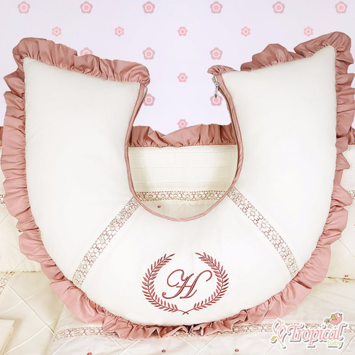 Almofada Amamentação Personalizada Palha e Rosê com Inicial do Nome Almofada Amamentação Personalizada Palha e Rosê com Inicial do Nome