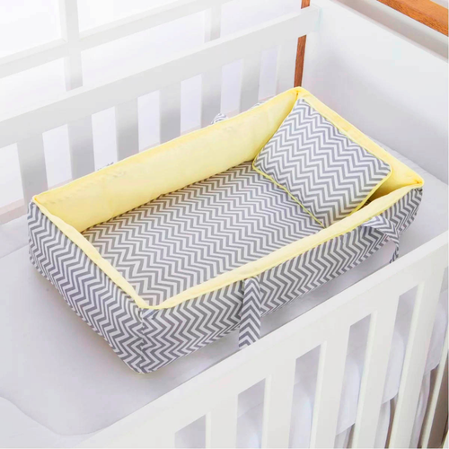 Ninho Redutor de Berço Com Alças Chevron Cinza e Amarelo Ninho Redutor de Berço Com Alças Chevron Cinza e Amarelo