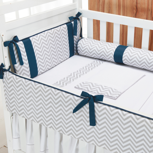 Kit Berço Americano 6 Peças Contemporâneo Chevron Cinza com Azul Marinho Kit Berço Americano 6 Peças Contemporâneo Chevron Cinza com Azul Marinho