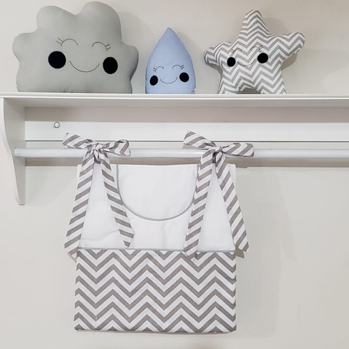 Porta Fraldas para Varão Branco com Chevron Cinza 1 Peça Porta Fraldas para Varão Branco com Chevron Cinza 1 Peça
