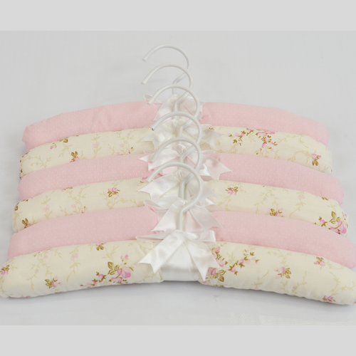 Kit de Cabides em Tecido Floral e Liso Rosa 6 Peças Kit de Cabides em Tecido Floral e Liso Rosa 6 Peças